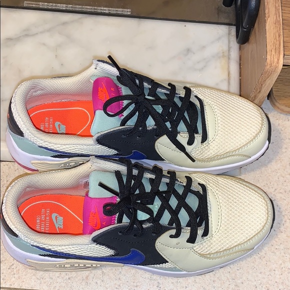 Nike shoes - Picture 5 of 10